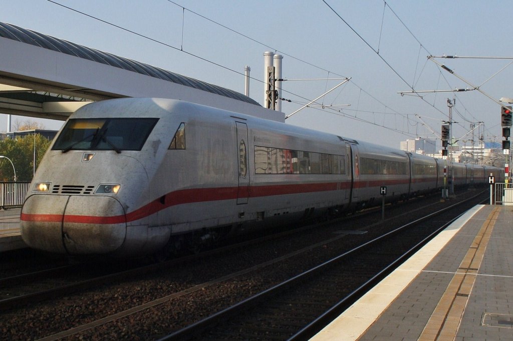 Hier 808 003-8  Cottbus/Chśebuz  als ICE843 von Kln Hbf. und 402 015-2  Bitterfeld  als ICE853 von Kln Hbf. nach Berlin Ostbahnhof, bei der Einfahrt am 29.10.2011 in Berlin Ostbahnhof.