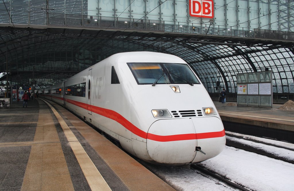 Hier 808 003-8  Cottbus/Chśebuz  als ICE555 von Bonn Hbf. nach Berlin Ostbahnhof mit 808 036-8  Jterbog  als ICE545 von Kln Hbf. nach Berlin Ostbahnhof, dieser Triebzug stand am 15.12.2012 in Berlin Hbf.