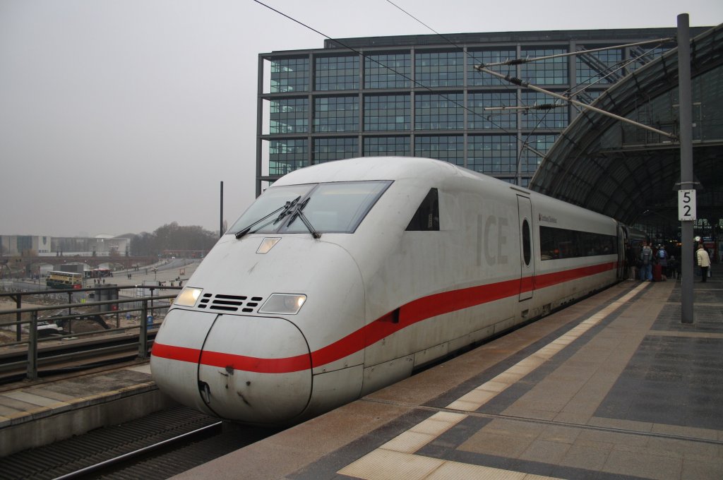 Hier 808 003-8  Cottbus/Chśebuz  als ICE557 von Kln Hbf. nach Berlin Ostbahnhof mit 808 005-3  Zwickau  als ICE547 von Dsseldorf Hbf. nach Berlin Ostbahnhof, diese ICE-Doppeltraktion stand am 16.2.2013 in Berlin Hbf.