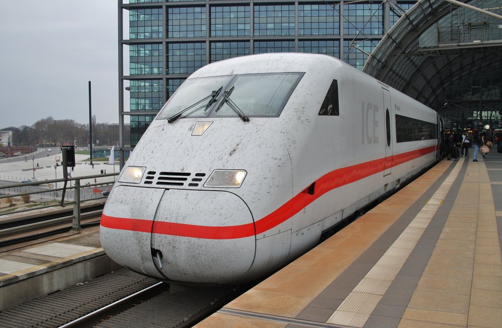 Hier 808 007-9  Stendal  als ICE941 von Dsseldorf Hbf. nach Berlin Ostbahnhof mit 808 035-0  Grlitz  als ICE951 von Kln Hbf. nach Berlin Ostbahnhof, diser Triebzug stand am 6.4.2012 in Berlin Hbf.