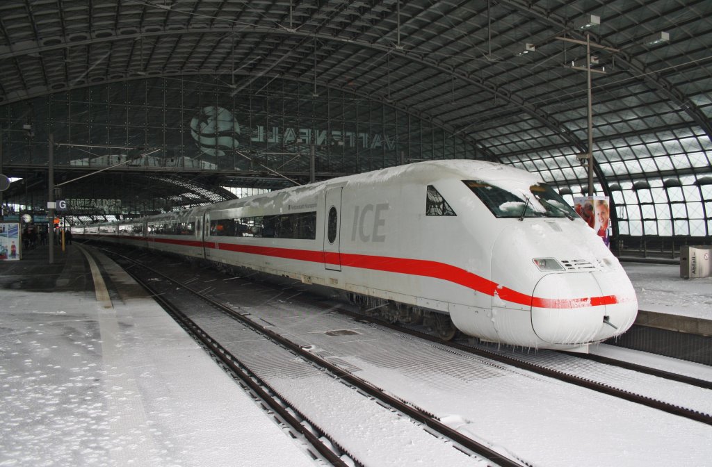 Hier 808 010-3  Fontanestadt Neuruppin  als ICE650 von Berlin Ostbahnhof nach Kln Hbf. mit 808 036-8  Jterbog  als ICE640 von Berlin Ostbahnhof nach Dsseldorf Hbf., diese ICE-Doppeltraktion stand am 10.3.2013 in Berlin Hbf. 