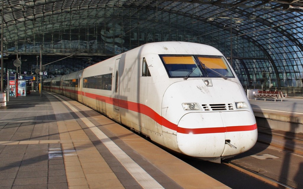 Hier 808 011-1  Uelzen  als ICE841 von Hannover Hbf. nach Berlin Ostbahnhof, bei der Ausfahrt am 25.2.2012 aus Berlin Hbf.