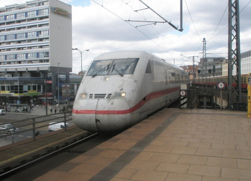 Hier 808 014-5  Hamm (Westfalen)  und 402 023-6  Schwerin  als ein ICE10 von Kln Hbf. und Dsseldorf Hbf. nach Berlin Ostbahnhof, bei der Durchfahrt am 1.4.2010 durch Berlin Alexanderplatz.