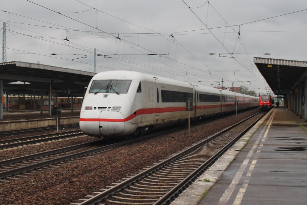 Hier 808 014-5  Hamm(Westfalen)  als ICE558 von Berlin Hbf.(tief) nach Kln Hbf. mit 808 032-7  Frankfurt(Oder)  als ICE548 von Berlin Hbf.(tief) nach Dsseldorf Hbf., bei der Durchfahrt am 27.4.2013 durch Berlin Schnefeld Flughafen, in Richtung Wnsdorf-Waldstadt.