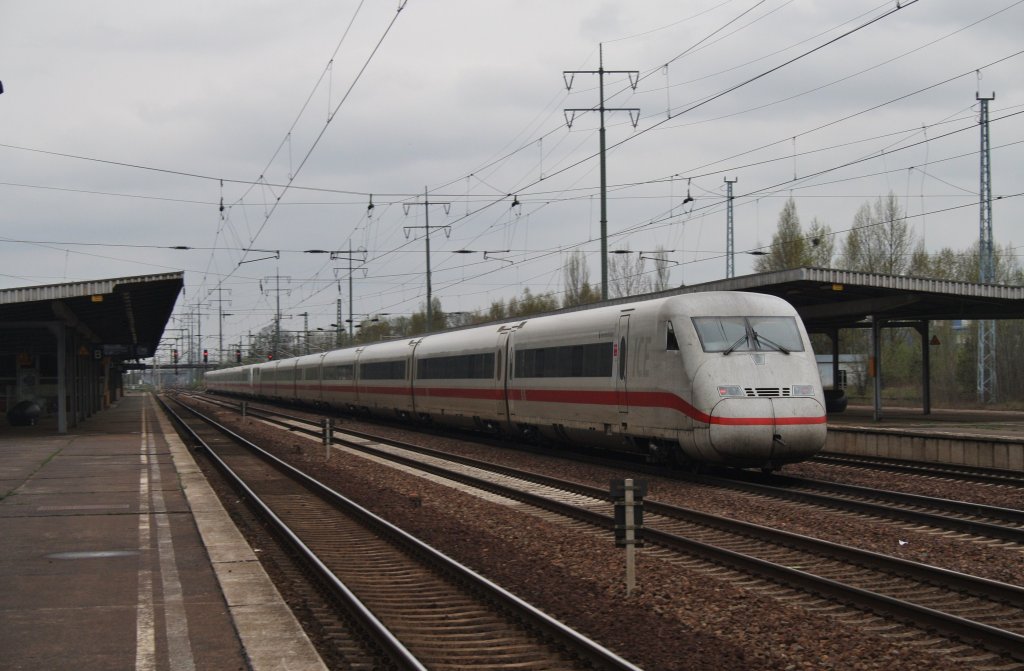 Hier 808 015-2  Bitterfeld-Wolfen  als ICE556 von Berlin Hbf.(tief) nach Kln Hbf. mit 808 008-7  Bonn  als ICE546 von Berlin Hbf.(tief) nach Kln/Bonn Flughafen, bei der Durchfahrt am 27.4.2013 durch Berlin Schnefeld Flughafen, in Richtung Wnsdorf-Waldstadt.