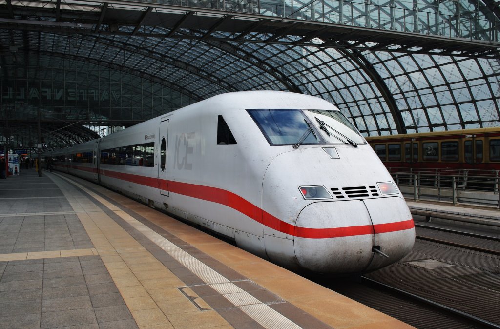 Hier 808 018-6  Braunschweig  als ICE858 von Berlin Ostbahnhof nach Kln Hbf. mit 808 029-3  Templin  als ICE848 von Berlin Ostbahnhof nach Kln Hbf., dieser Triebzug stand am 25.2.2012 in Berlin Hbf.