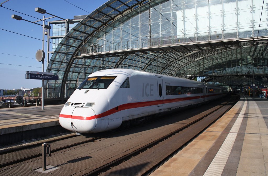Hier 808 020-0  Meiningen  und 808 008-7  Bonn  als ICE841 von Bremen Hbf. nach Berlin Ostbahnhof, diese ICE-Doppeleinheit stand am 1.5.2013 in Berlin Hbf. 