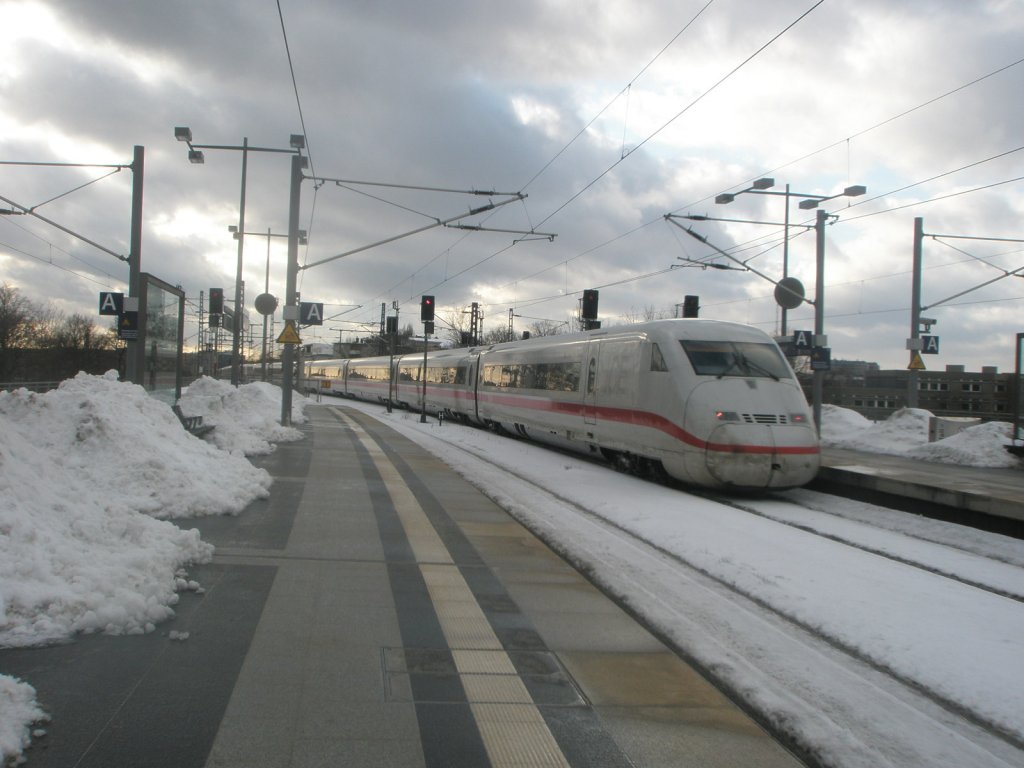 Hier 808 020-2  Meiningen  und 402 040-0  Bochum  als ein ICE10 von Berlin Ostbahnhof nach Koblenz Hbf. und Trier Hbf., bei der Ausfahrt am 3.2.2010 aus Berlin Hbf. 
