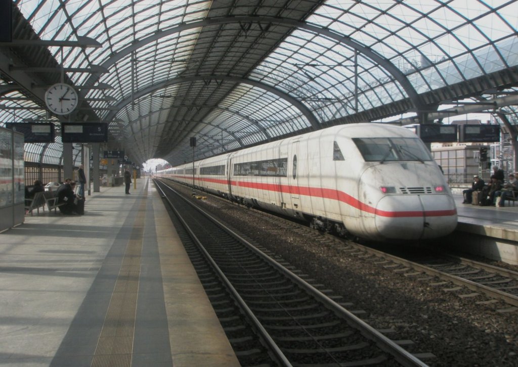 Hier 808 021-0  Lbbenau/Spreewald  und 402 012-9  Potsdam  als ein ICE10 von Berlin Ostbahnhof nach Kln Hbf. und Dsseldorf Hbf., bei der Ausfahrt am 1.4.2010 aus Berlin Spandau.