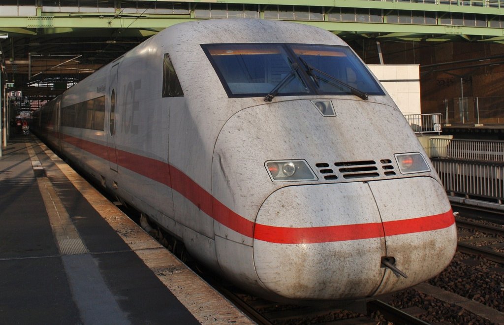 Hier 808 024-4  Saalefeld/Saale  als ICE952 von Berlin Ostbahnhof nach Kln Hbf. und 808 042-6  Quedlinburg  als ICE942 von Berlin Ostbahnhof nach Kln/Bonn Flughafen, dieser Triebzug stand am 29.10.2011 in Berlin Ostbahnhof. 