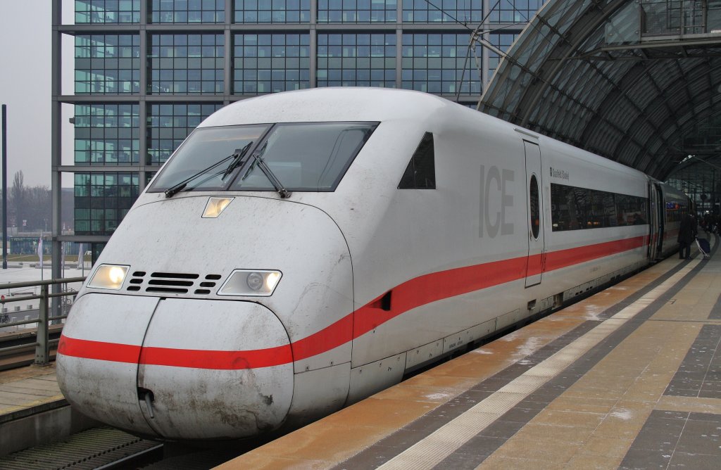 Hier 808 024-4  Saalfeld/Saale  als ICE547 von Dsseldorf Hbf. nach Berlin Ostbahnhof mit 402 009-5  Riesa  als ICE557 von Kln Hbf. nach Berlin Ostbahnhof, dieser Triebzug stand am 28.1.2012 in Berlin Hbf.