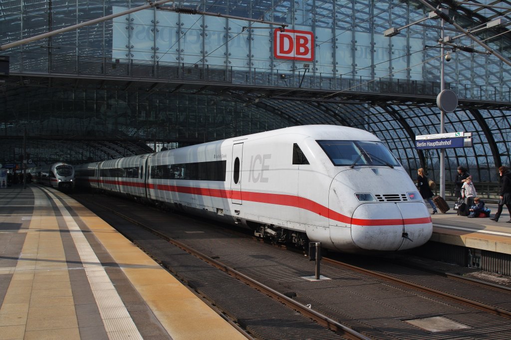 Hier 808 024-4  Saalfeld/Saale  als ICE556 von Berlin Ostbahnhof nach Kln Hbf. mit 808 016-0  Dessau  als ICE546 von Berlin Ostbahnhof nach Kln/Bonn Flughafen, dieser Triebzug stand am 6.4.2012 in Berlin Hbf.