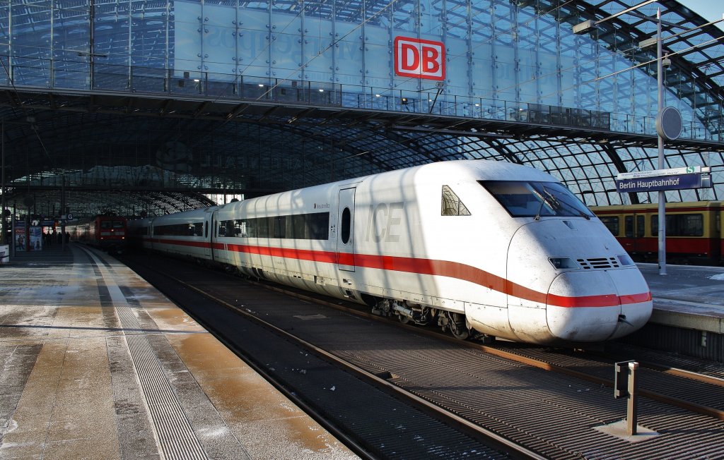 Hier 808 037-6  Neustrelitz  als ICE858 von Berlin Ostbahnhof nach Köln Hbf. mit 402 030-1  Delitzsch  als ICE848 von Berlin Ostbahnhof nach Düsseldorf Hbf., dieser Triebzug stand am 30.1.2012 in Berlin Hbf.