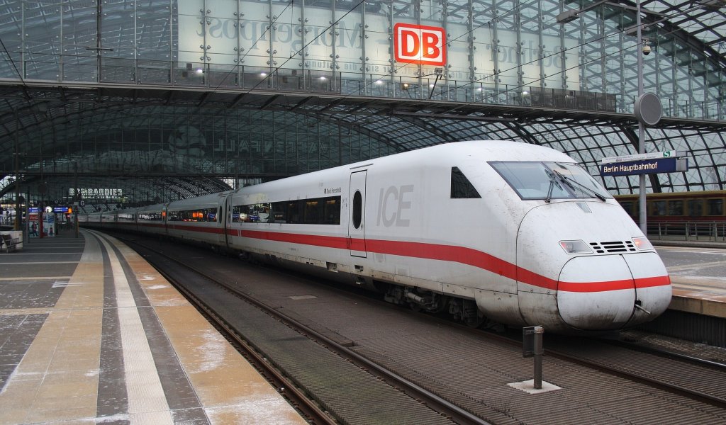 Hier 808 041-8  Bad Hersfeld  als ICE554 von Berlin Ostbahnhof nach Kln Hbf. mit 402 032-7  Frankfurt  als ICE544 von Berlin Ostbahnhof nach Kln Hbf., dieser Triebzug stand am 28.1.2012 in Berlin Hbf.