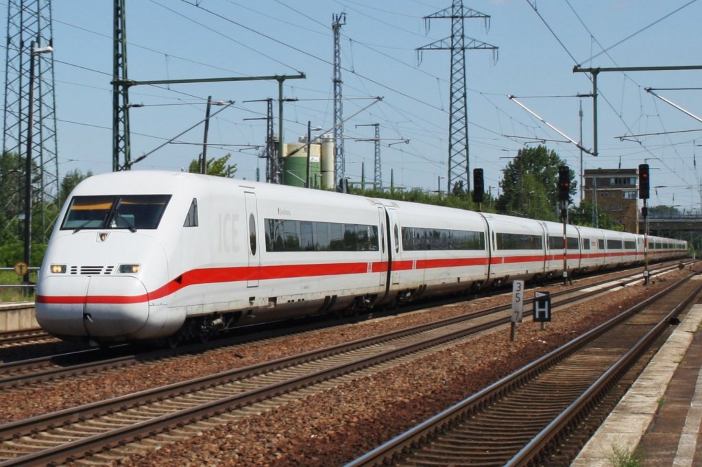 Hier 808 042-6  Quedlinburg  als Leerzug von Berlin Rummelsburg nach Berlin Hbf.(tief) mit 808 044-2  Koblenz  als Leerzug von Berlin Rummelsburg nach Berlin Hbf.(tief), bei der Durchfahrt am 6.7.2013 durch Berlin Schnefeld Flughafen, in Richtung Genshagener Heide.