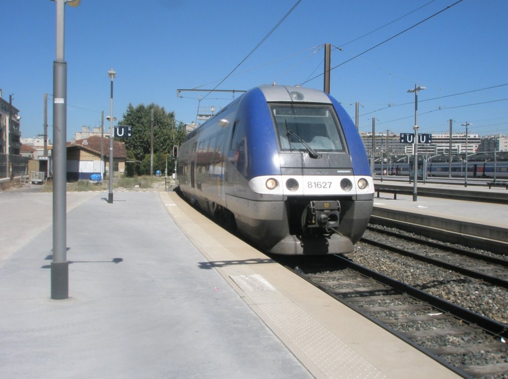 Hier 81627 als TER 80151 von Aix-en-Provence nach Marseille St.Charles, bei der Einfahrt am 27.7.2010 in Marseille St.Charles.