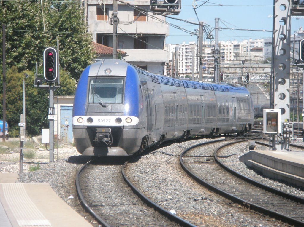 Hier 81627 als TER80151 von Aix-en-Provence nach Marseille St.Charles, bei der Einfahrt am 27.7.2010 in Marseille St.Charles.