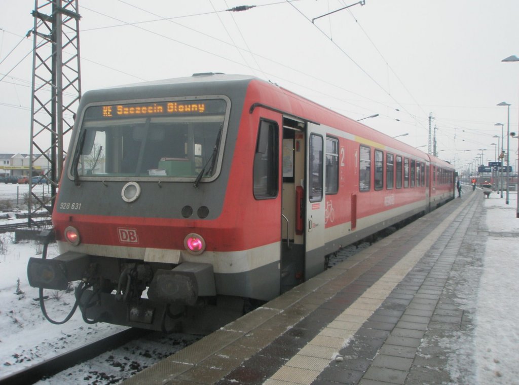 Hier 928 631 als RE5800 von Bad Belzig nach Szczecin Glowny, dieser Zug stand am 23.12.2009 in Angermnde.