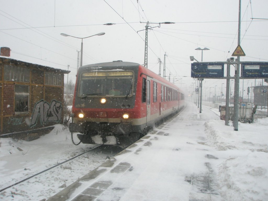 Hier 928 641 als RE3 von Prenzlau nach Angermnde, bei der Einfahrt am 27.1.2010 in Angermnde