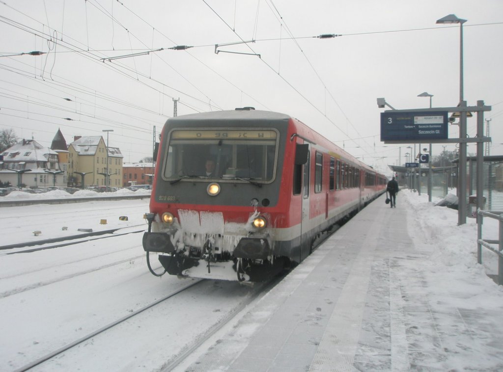 Hier 928 683 und 628 435 als RE5800 von Bad Belzig nach Szczecin Glowny, bei der Ausfahrt am 1.2.2010 aus Angerm�nde.