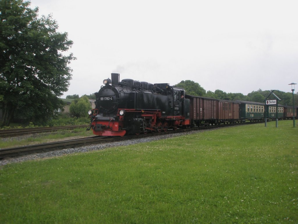 Hier 99 1782-4 mit einem Personenzug nach Lauterbach Mole, bei der Einfahrt am 19.6.2010 in Putbus.