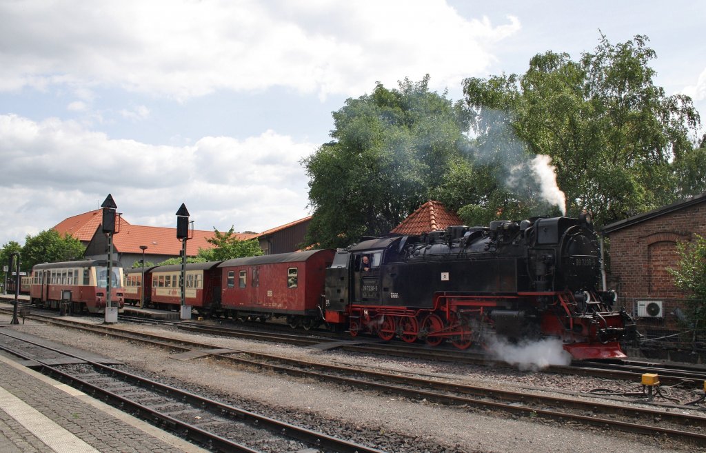 Hier 99 7236-5 mit HSB8903 von Wernigerode nach Eisfelder Talmhle, bei der Ausfahrt am 23.5.2011 aus Wernigerode.