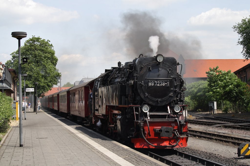 Hier 99 7238-1 mit HSB8935 von Wernigerode zum Brocken, bei der Ausfahrt am 23.5.2011 aus Wernigerode.