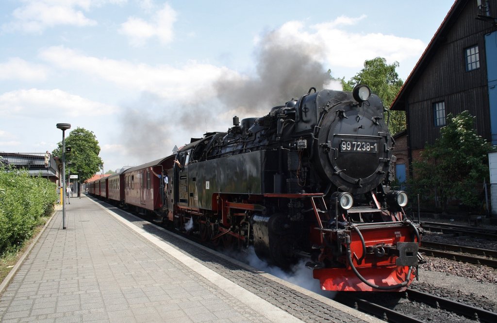 Hier 99 7238-1 mit HSB8935 von Wernigerode zum Brocken, bei der Ausfahrt am 23.5.2011 aus Wernigerode.