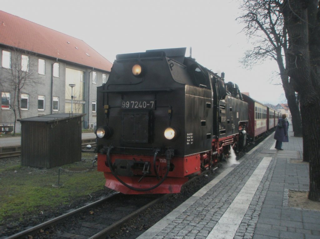 Hier 99 7240-7 mit einem Zug vom Brocken, dieser Zug stand am 5.4.2010 in Wernigerode.