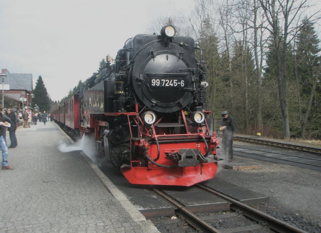 Hier 99 7245-6 mit einem Zug nach Nordhausen Nord, dieser Zug stand am 5.4.2010 in Drei Annnen Hohne.