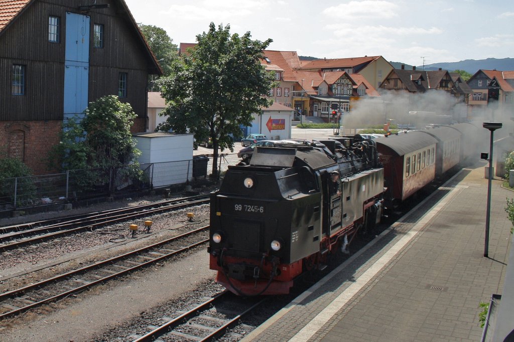 Hier 99  7245-6 mit HSB8932 vom Brocken nach Wernigerode, bei der Einfahrt am 23.5.2011 in Wernigerode.