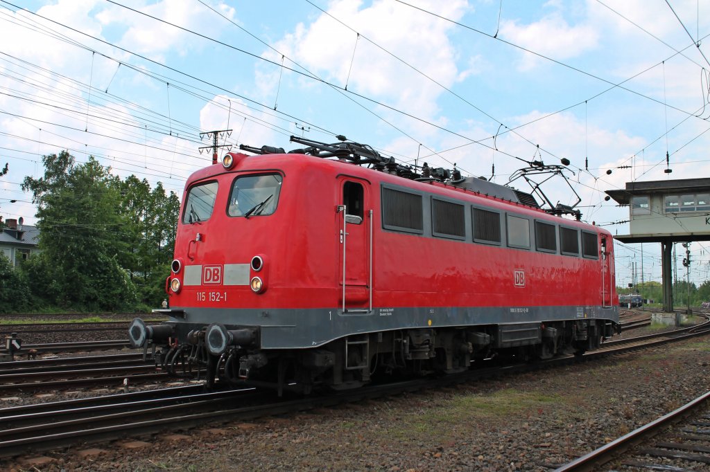 Hier die lteste 110er, 115 152-1 wurde am 04.02.1957 zusammen mit E10 102 und E10 153 von der DB abgenommen. Von diesen drei Loks wurde sie als erste Serien 110er an die Deutsche Bundesbahn bergeben. Hier ist die 56 Jahre alte Dame bei der Lokparade in Koblenz-Ltzel.