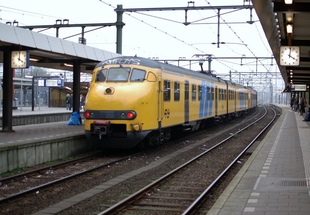 Hier die lteste noch im dienst bei NS ist Werkspoor 443, mit 453 und 851 ist IC 4900 unterwegs nach Lelystad ber Hilversum, aufnahme ist im Utrecht Centraal, am 01.11 2010.