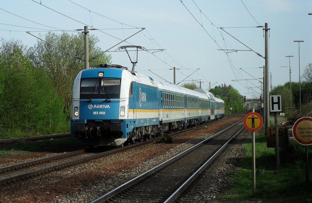 Hier ist der Alex 183 002 nach Regensburg hbf am 29.04.2010 in Kfering.