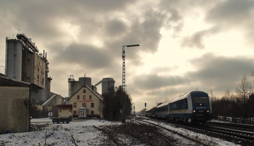 Hier der Alex mit einer 223 nach Schwandorf mit einem Doppelstckchen mittendrin neben der Kalkfabrik nhe Donaustauf bzw Regensburg Walhallastrae.

