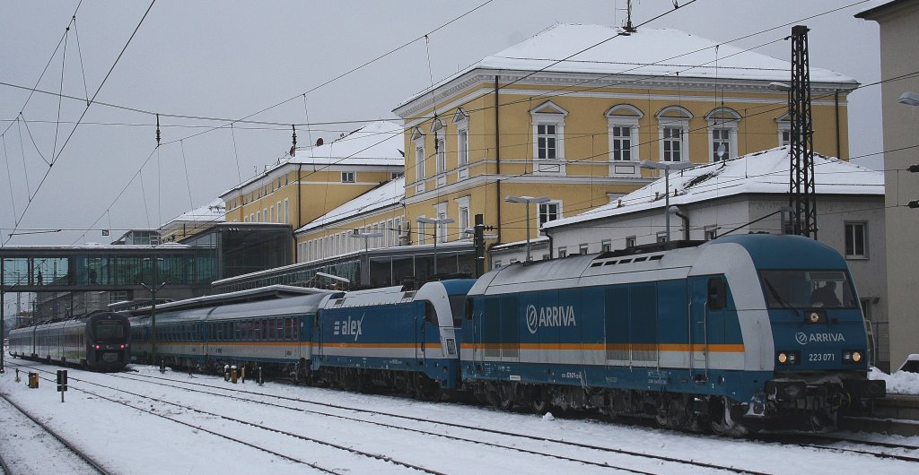 Hier der ALEX in Regensburg Hbf mit 223 071 und 183 -.- am 05.12.2010 .