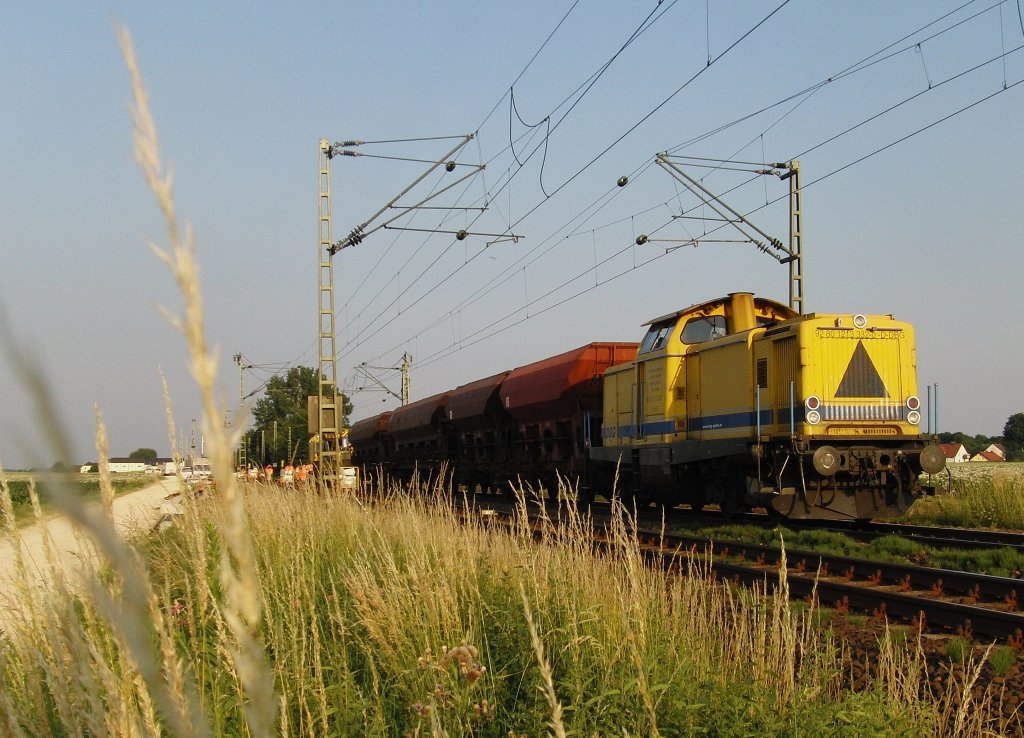 Hier am 03.07.2010 eine Lok der Deutsche Bahn Gleisbau GMBH Lok nummer: 92 80 1213 332-0-D-DBG mit Schotterwagen.
Ich Bitte um Hilfe bei der Einordnung(in Katrgorie.)