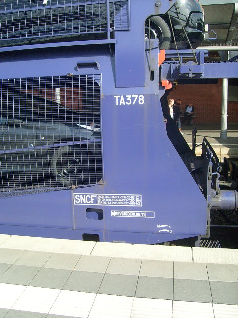 Hier die Anschriften an einem Gefco Autotransportwagen am 1.7.2012 in Gieen.