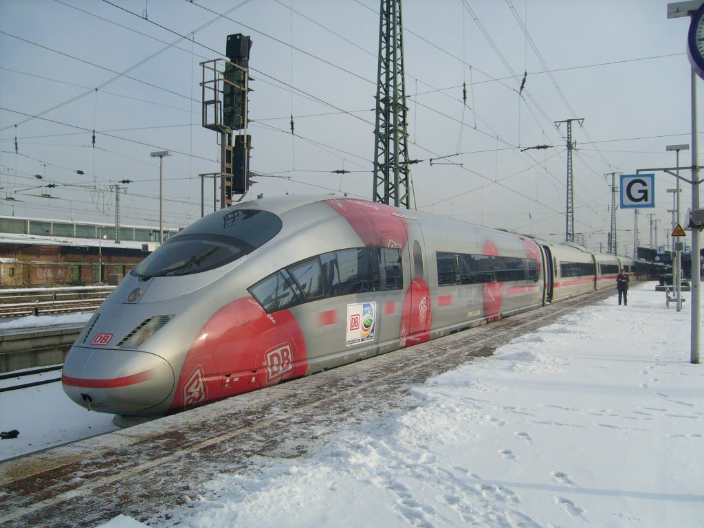 Hier die Ansicht des Werbe ICEs am 3.12. kurz bevor er seine Fahrt nach Mnchen begann.