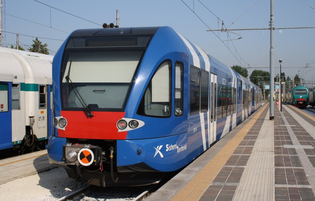 Hier ATR120 002 und ATR120 007 als R11032 von Latisana-Lig.-Bibio.  nach Venezia Santa Lucia, dieser Triebzug stand am 14.7.2011 in Venezia Santa Lucia.