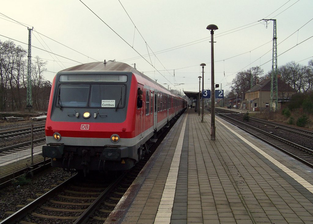 Hier auch mal ein Bild des Steuerwagens des RE10 auf der Fahrt von Leipzig Hbf nach Cottbus in Calau/Niederlausitz. 29.12.2009