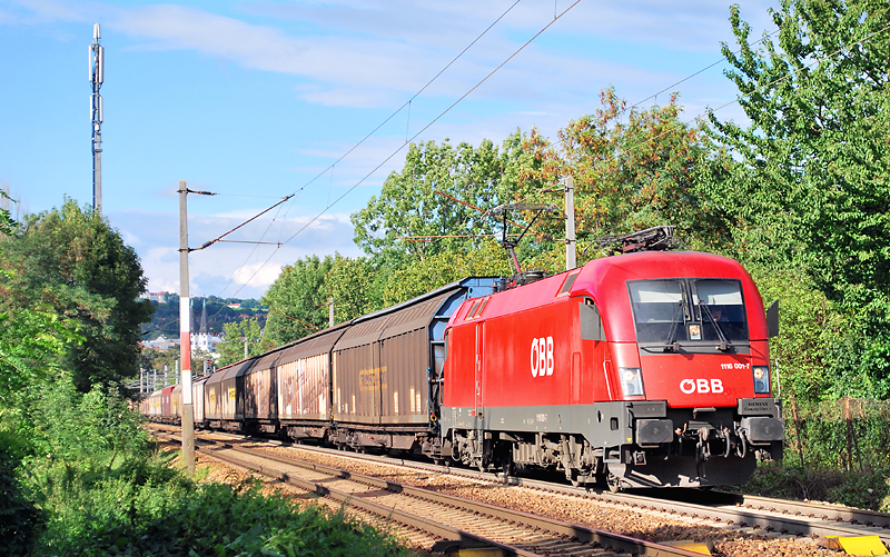 Hier ist Audi-Gterzug 47123 - bespannt mit 1116 001 - am 9.9.2010 auf der Verbindungsbahn zwischen Wien Htteldorf und Speising zu sehen.