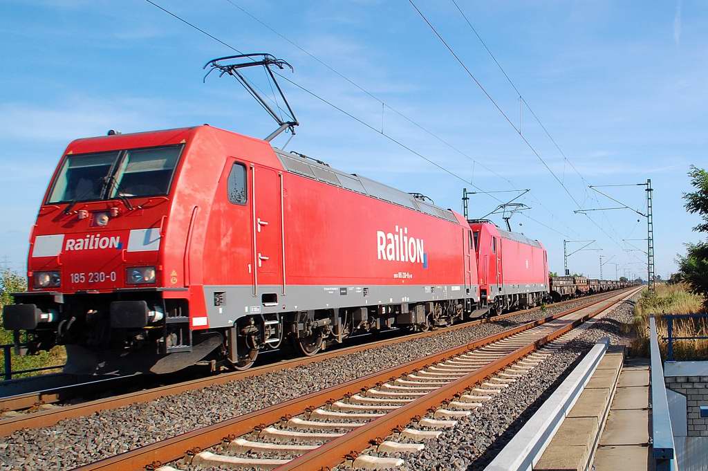 Hier auf der K33 berfhrung bei Allerheiligen ist die 185 230-0 mit eine weiteren fr mich nicht identifizierbaren 185ziger und einem Stahlcoiltransportwagenleerzug auf der Kbs 495 nach Neuss abgelichtet. 9.9.2012