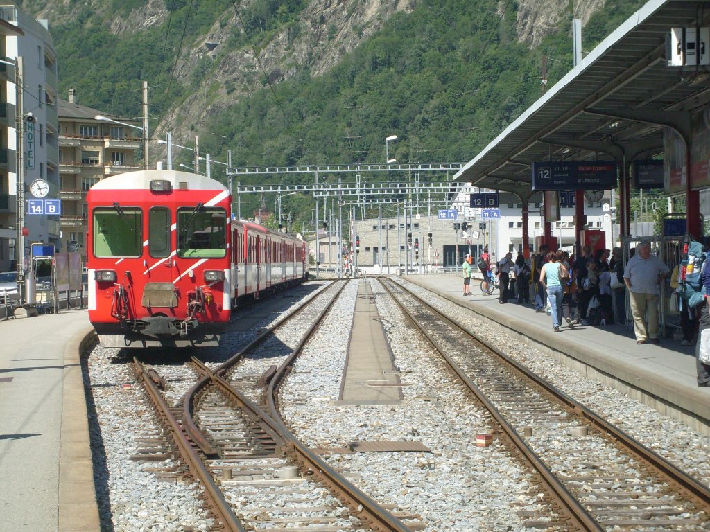 Hier eine Aufnahme des MGB Bahnhofes Brig. Rechts steht ein Regionalzug nach Visp und auf dem linken Bahnsteig warten die Fahrgste auf den Glacier Express. Aufgenommen am 16.7.