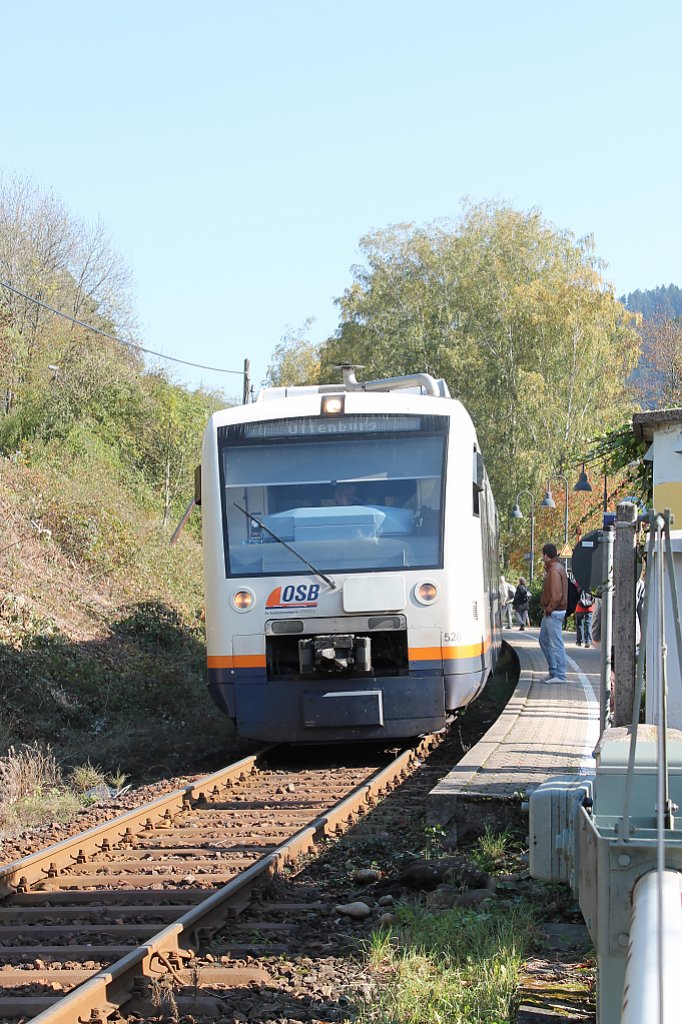 Hier eine Aufnahme eines OSB Regioshutlle am 16.10. in Schiltach Mitte. Bei diesem Bild war es sehr schwierig es gerade auszurichten, da der Zug wegen der Kurve berhht steht.