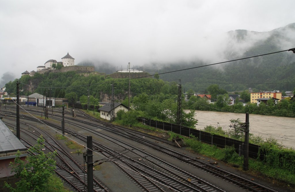 Hier die Ausfahrt Kufstein Bahnhof Richtung Innsbruck, gut zu sehen ist das Hochwasser vom Inn (rechts) 2.6.2013. Kein Zug fhrt mehr nach Deutschland, bzw. kommt von Mnchen, Salzburg oder Wien nach Tirol. Gesperrt ist aber nur die Strecke zwischen Kiefersfelden und Kufstein. 
