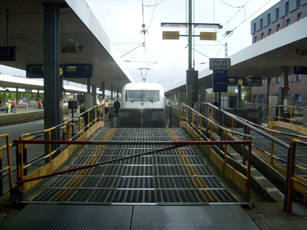 Hier die Autoverladerampe in Hamburg Altona auf Gleis 10 hinter der sich am 14.09. ein ICE 2 versteckt.