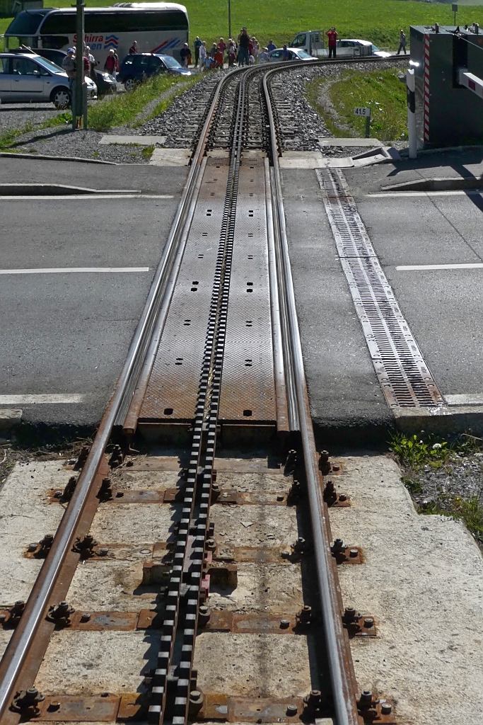 Hier der Bahnbergang mit angehobener Zahnstange. Nur wenige Sekunden nach der Durchfahrt des Zuges wird sie wieder abgesenkt,bevor die Schranken ffnen (Oberwald, 2.10.11).