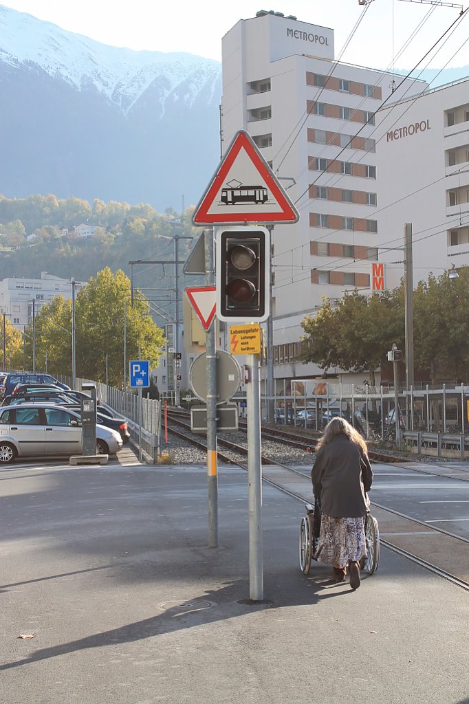 Hier das Bahnbergangsschild, dass am Bahnhof Brig vor der  Strassenbahn  Glacier Express warnt. Aufgenommen am 26.10.