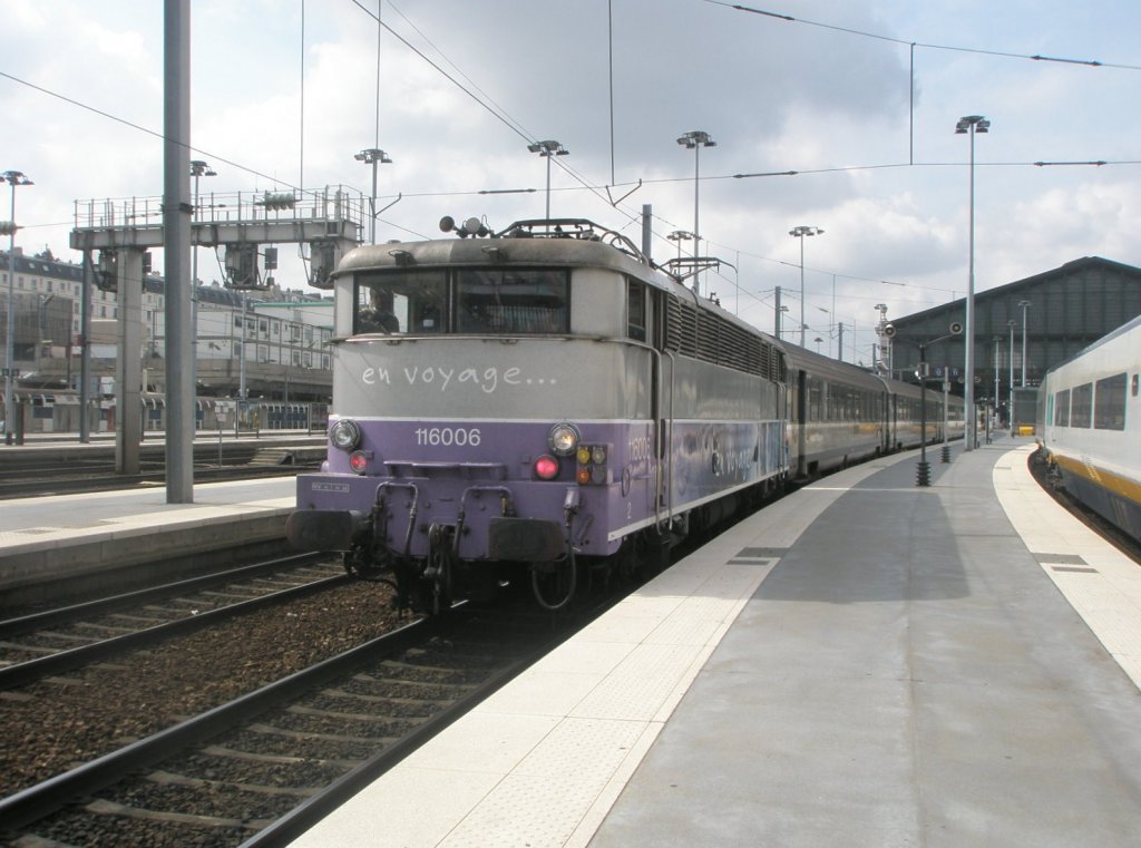 Hier BB116006 mit D2025 von Paris Gare du Nord nach Boulogne Ville, bei der Bereitstellung am 24.7.2010 in Paris Gare du Nord.